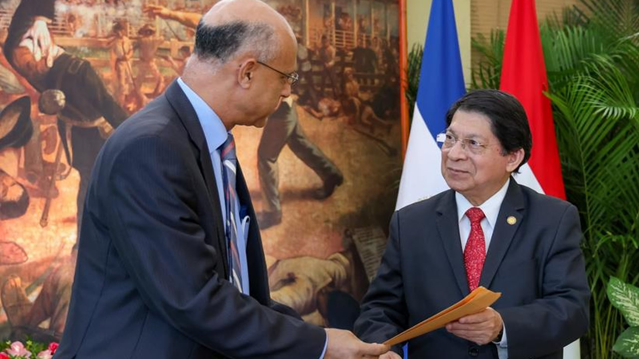 Embajador De Egipto Entrega Copias De Estilo Ante El Canciller De Nicaragua