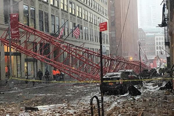 Cae grúa en el centro de Manhattan, un muerto y 3 heridos graves