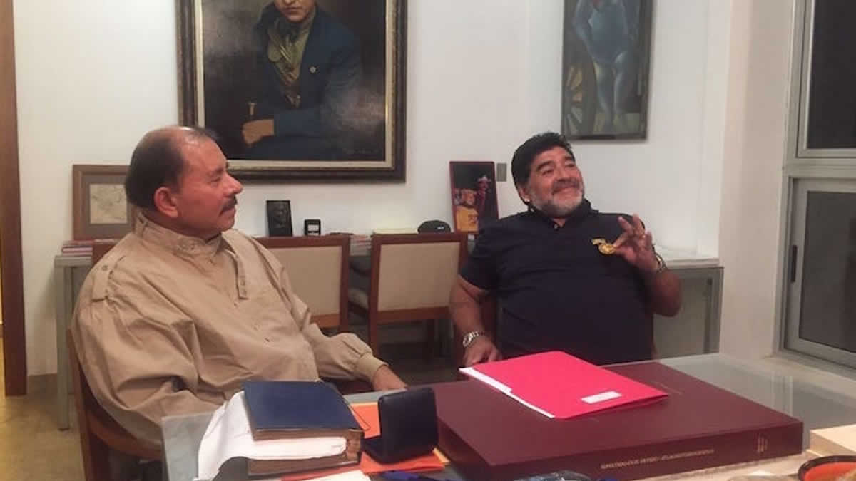 Presidente Daniel impone la máxima condecoración de Nicaragua a Diego Armando Maradona