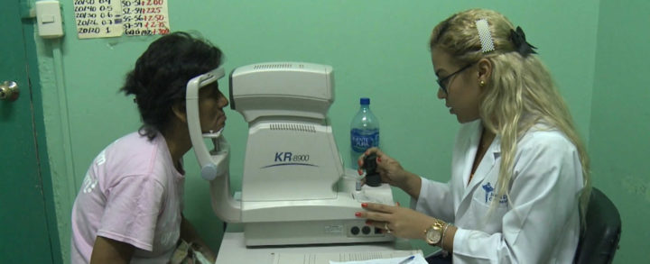 Realizan jornada oftalmológica y entrega de anteojos a adultos mayores