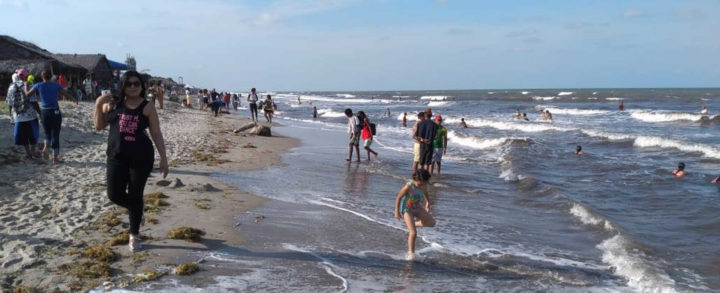 Turistas de Bluefields se refrescan en las aguas de Bluff Beach