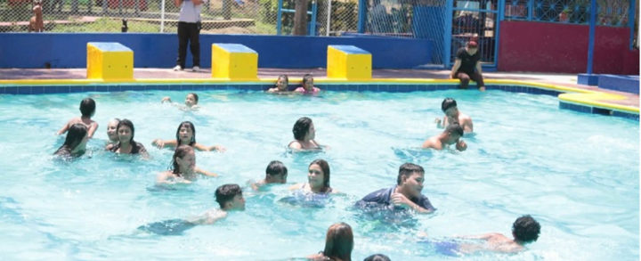 Familias calman el calor en las refrescantes aguas de Xilónem
