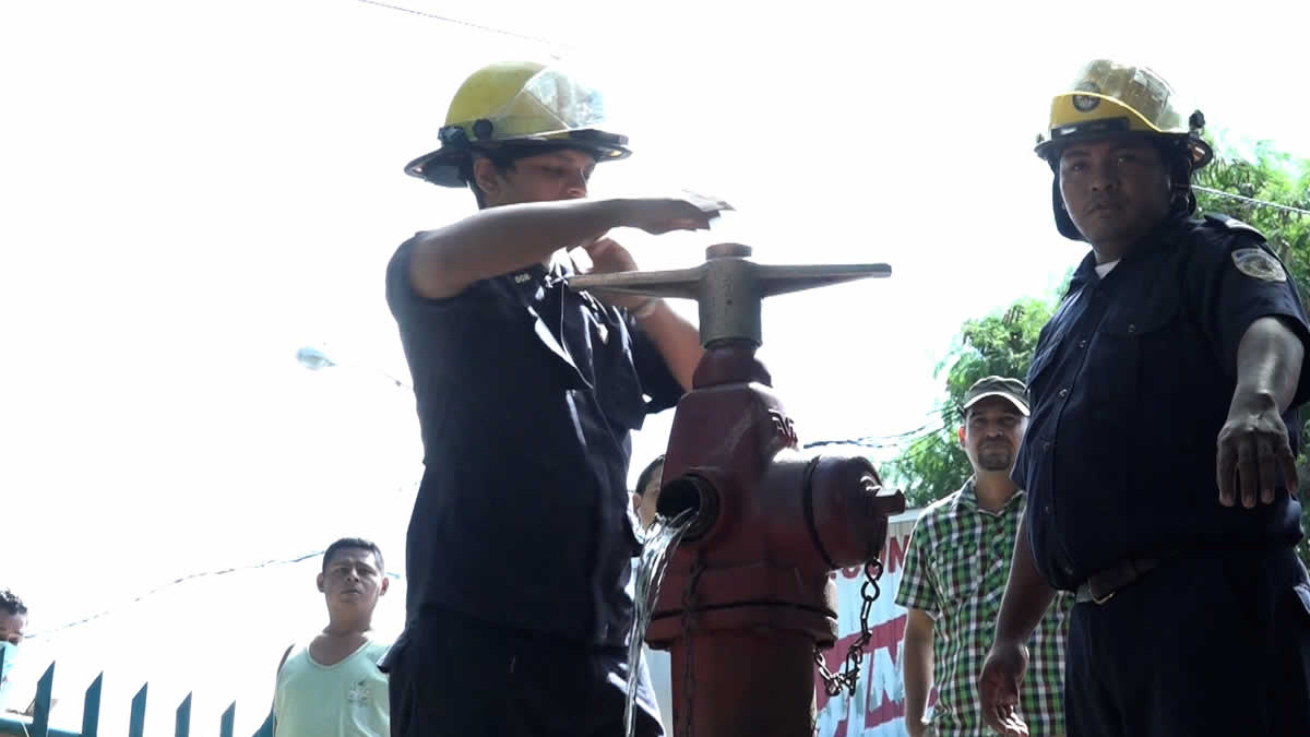 Bomberos supervisan condiciones de hidrantes en el mercado Roberto Huembes